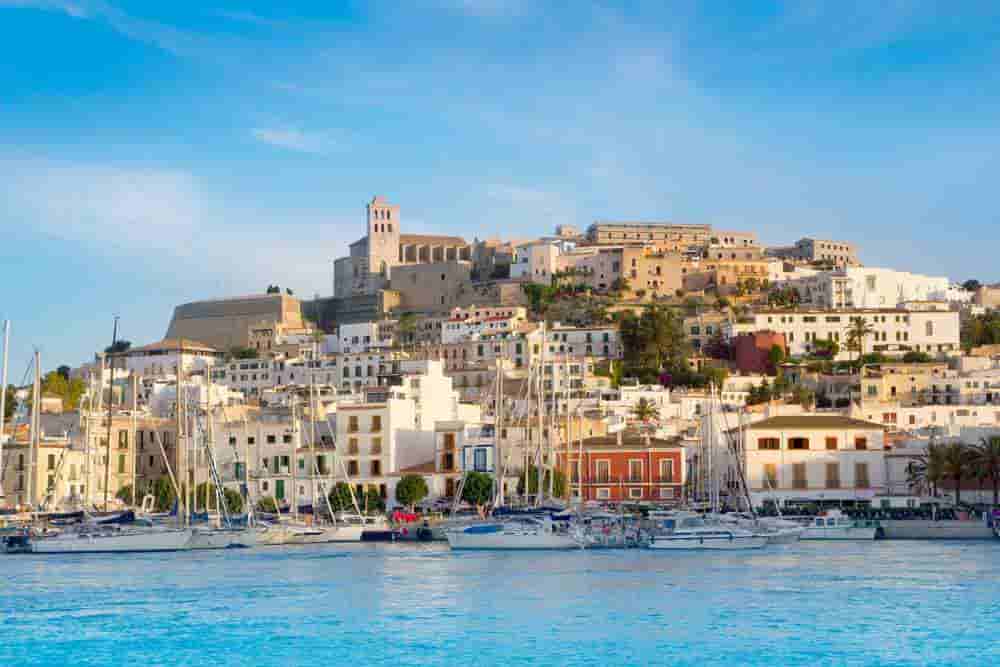 alquiler de coches medianos en Ibiza